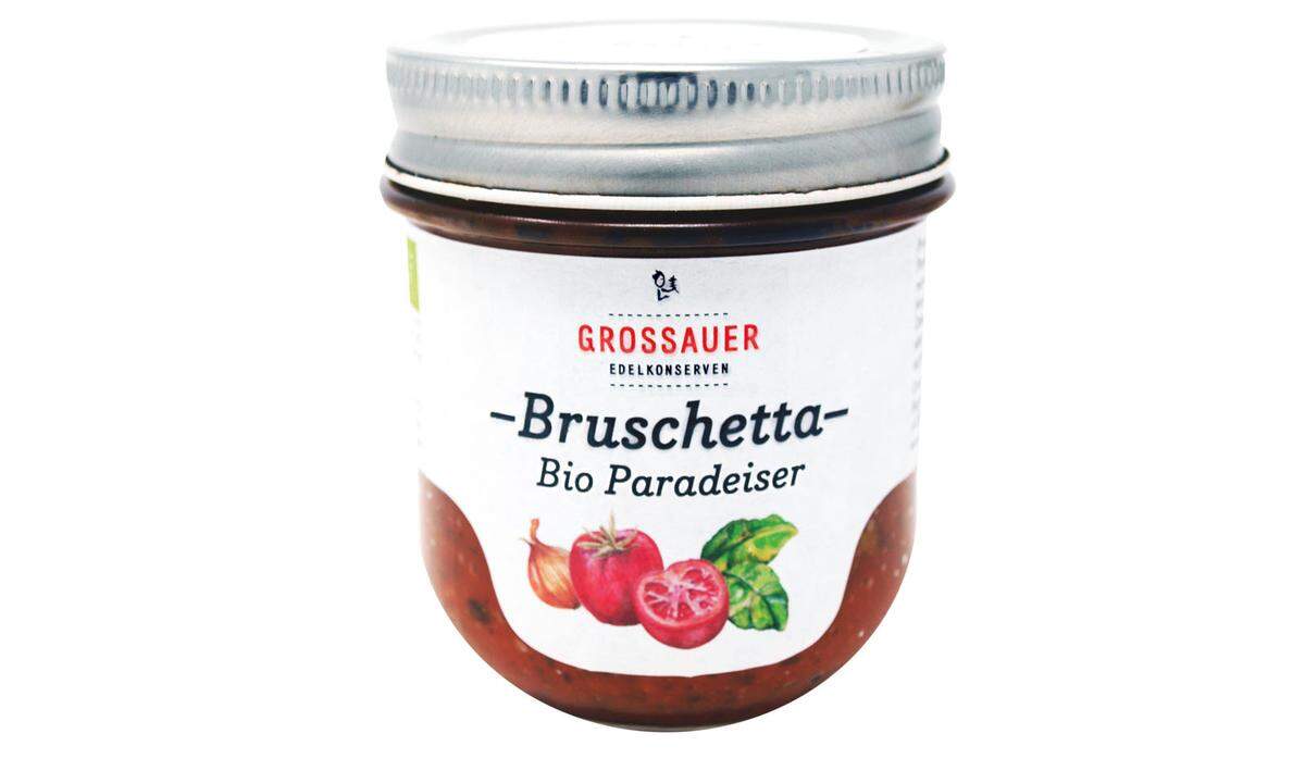 Als Stefan Grossauer 2004 begann, Pesto ins Glas zu füllen, wusste man zwar, dass sich Basilikum dafür eignet, konnte sich aber eher nicht vorstellen, dass auch Apfel und Lauch zum Pesto werden können. Das Sortiment wurde seither sukzessive erweitert, die Zusammenarbeit mit dem Psychosozialen Zen­trum Schiltern für die Etikettierung und Verpackung besteht noch immer. Nun gibt es auch Bruschetta-Brotaufstriche mit stückigerer Konsistenz. Bruschetta-Aufstriche von Grossauer, 180 g um 5,50 Euro, www.edelkonserven.at