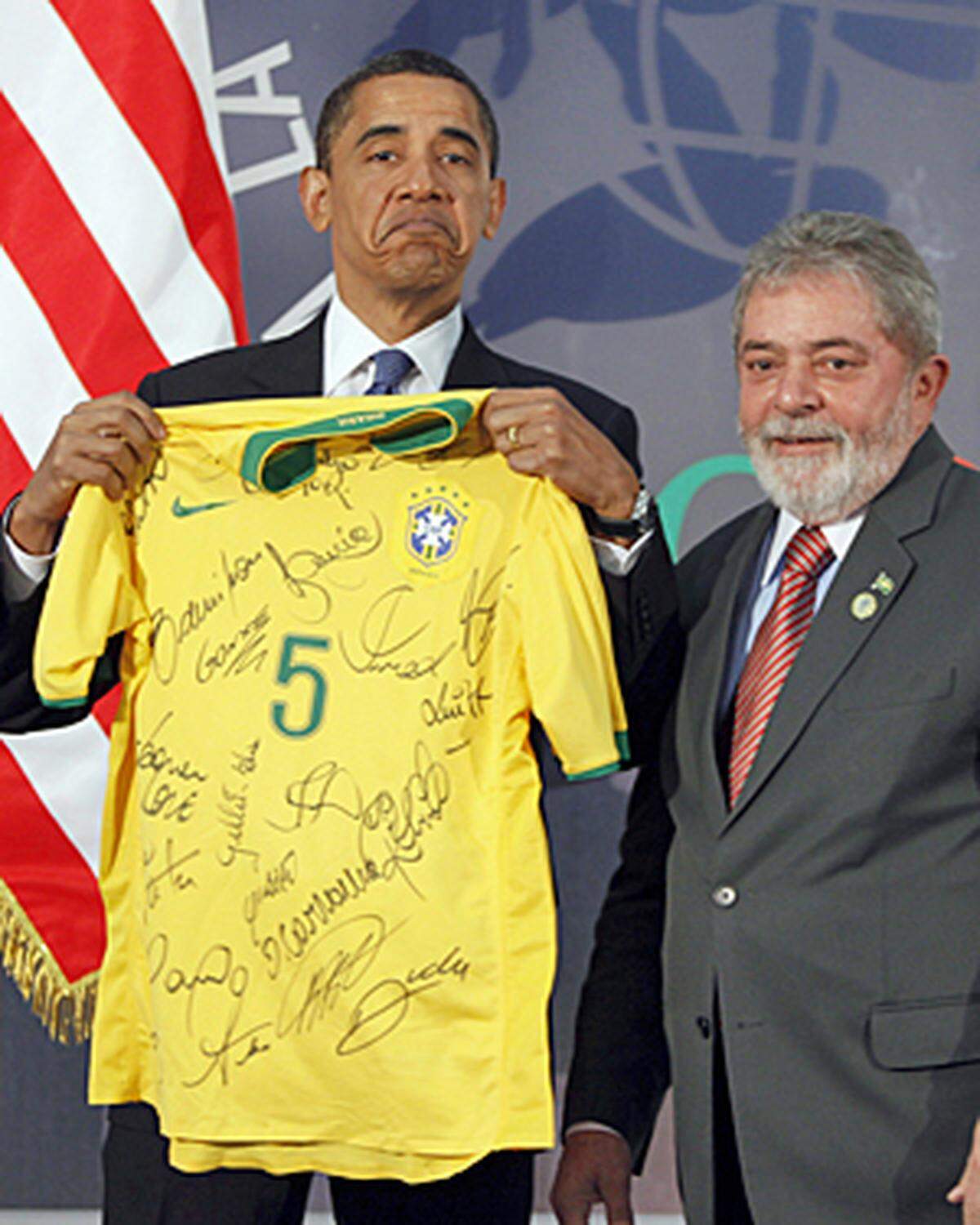 Und weil es ja bekannt ist, dass der Volkssport Nummer Eins in den USA der Fußball ist, überreicht Lula da Silva ein signiertes Trikot der weltmeisterlichen brasilianischen Nationalmannschaft. Ob Obama wohl einen der Nationalspieler aufzählen könnte? Er möchte aber jedenfalls im kommenden Jahr Spiele der Fußball-Weltmeisterschaft in Südafrika besuchen: "Das ist mein Ziel."