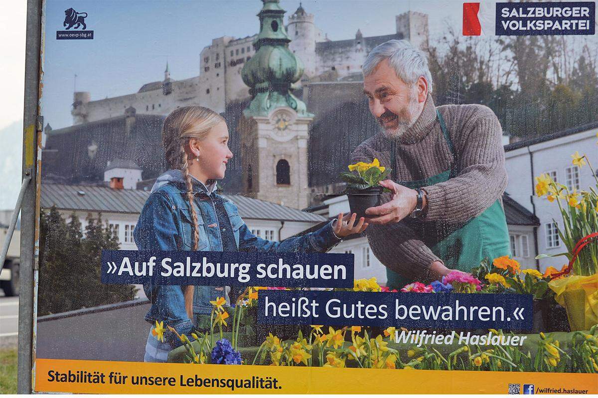 Die ÖVP zeigt etwa das Bild eines Gärtners, der einem kleinen Mädchen vor der Kulisse der Salzburger Festung einen kleinen Blumentopf reicht - dazu Schlagworte wie Stabilität und Lebensqualität. Auf der zweiten Plakatwelle ist Spitzenkandidat Wilfried Haslauer großflächig zu sehen. Allen ÖVP-Sujets gemein ist das Generalmotto "Auf Salzburg schauen, heißt ...", jeweils ergänzt um Teilsätze wie "... entschlossen handeln", "... Weitblick zeigen" oder "... mit vollem Einsatz dabei sein."