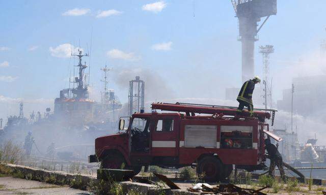 Rauchsäulen über dem Industriehafen von Odessa. In der südukrainischen Stadt wird nach den russischen Raketenangriffen der Brand bekämpft.