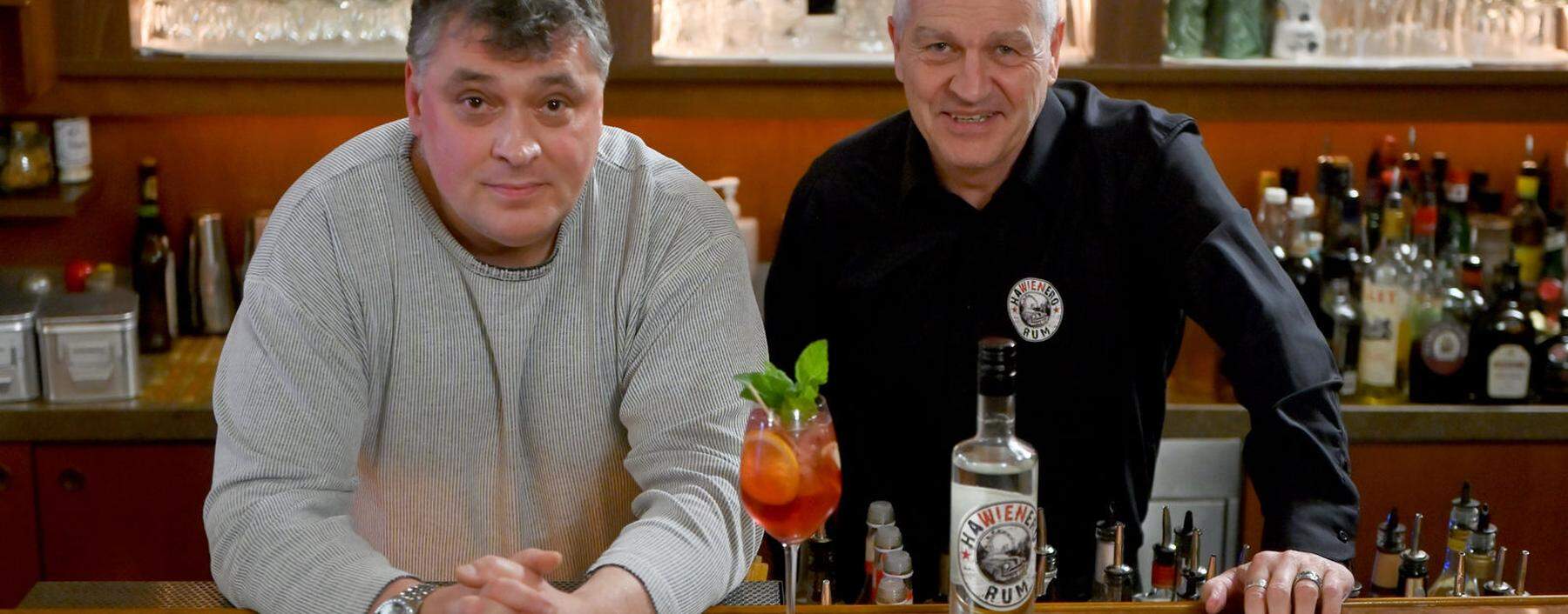 Heinz Kaiser (links) und Werner Katzler haben gemeinsam mit dem Hawienero einen weißen Rum entwickelt, der den Añejo Blanco von Havana Club ersetzen soll. Mittlerweile gibt es auch einen zehn Jahre gereiften Rum, den Honey-Rum und einen Di Castello.