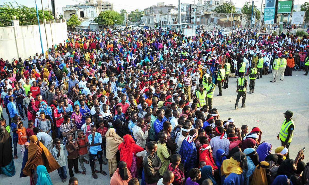 Bald nach dem Anschlag gingen Hunderte Menschen in Mogadischu auf die Straße, um gegen die Gewalt im Land zu demonstrieren.