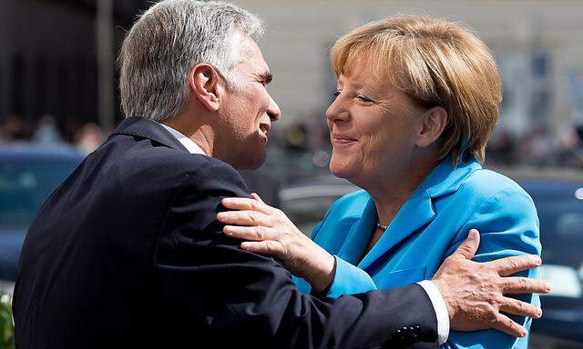 Küsschen für die Kanzlerin: Bundeskanzler Werner Faymann empfängt die deutsche Bundeskanzlerin Angela Merkel.