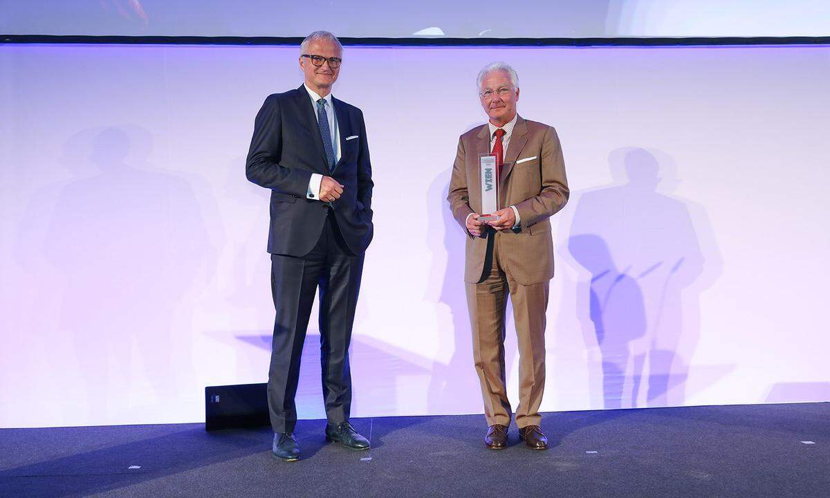 Das beste Familienunternehmen von Wien ist die Kapsch BusinessCom AG: KSV1870-CEO und Jurymitglied Ricardo-José Vybiral (l.) gratuliert KBC-Eigentümer Kari Kapsch.
