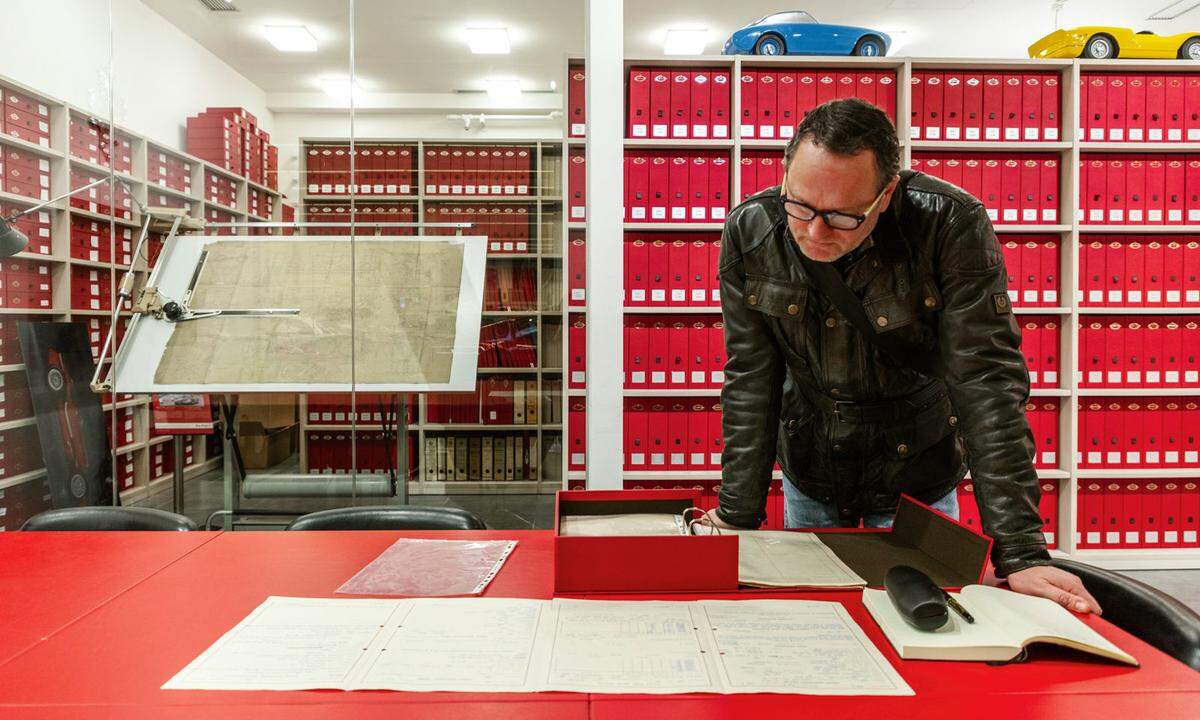 Der Geruch von altem Papier und großer Historie: Das Archiv von Ferrari Classiche ist fast aufreizend präzise sortiert.