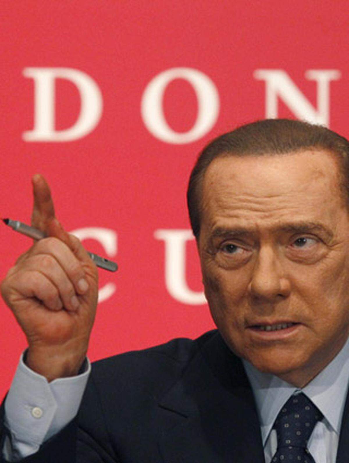 Im Februar 2010 trat Berlusconi wieder einmal kräftig ins Fettnäpfchen. Bei einer gemeinsamen Pressekonferenz sprach sich sein albanischer Amtskollege Sali Berisha vehement gegen Menschenhandel aus. Daraufhin schaltete sich Berlusconi ein: "Wir machen gern für einige hübsche Frauen eine Ausnahme", scherzte er.  Berlusconis Worte lösten hitzige Reaktionen aus. "Ich habe Dutzende von den hübschen Frauen getroffen, von denen Sie sprechen. Sie haben mir von ihren zerstörten Existenzen berichtet", schrieb etwa die albanische Journalistin Elvira Dones.