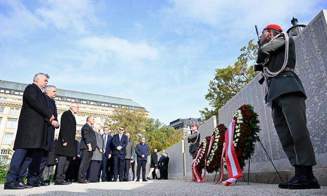 Vertreter der Bundesregierung an der Shoah-Namensmauern Gedenkstätte anlässlich des 85. Jahrestages der Novemberpogrome 1938 in Wien. 