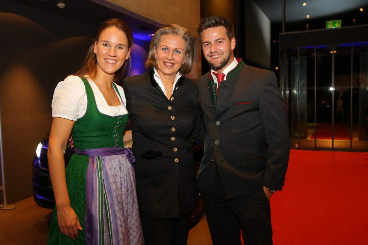 Stanglwirt-Lady Elisabeth Hauser (li.) mit Wirtschaftslandesrätin Patrizia Zoller-Frischauf und Bruder Johannes Hauser.