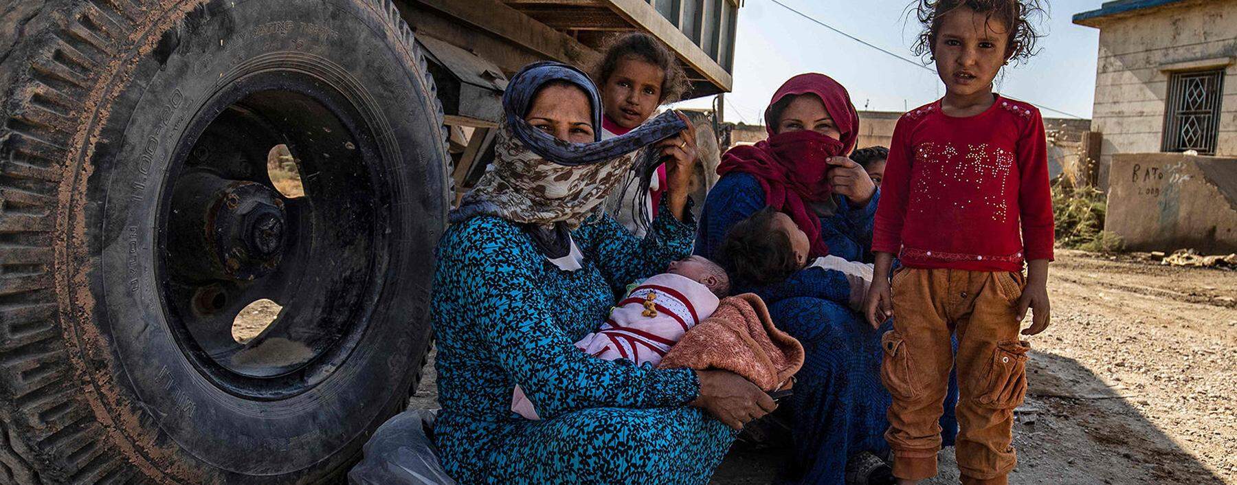 Der dritte Tag der Offensive: Zivilisten fliehen vor den Bombardements der türkischen Armee aus der syrischen Provinz al-Hasakah. 