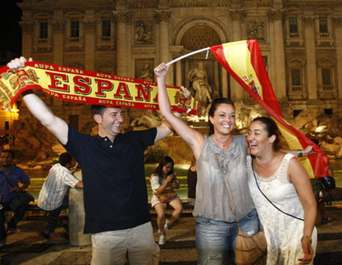 Auch in zahlreichen anderen Hauptstädten wurde der Triumph bejubelt. In Rom, wo vor vier Jahren noch die Italiner gefeiert hatten, starteten die Spanier ihre Party.