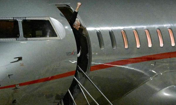 Das Flugzeug mit dem Wikileaks-Gründer landet am Flughafen in Canberra.