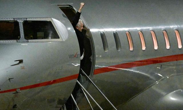 Das Flugzeug mit dem Wikileaks-Gründer landet am Flughafen in Canberra.