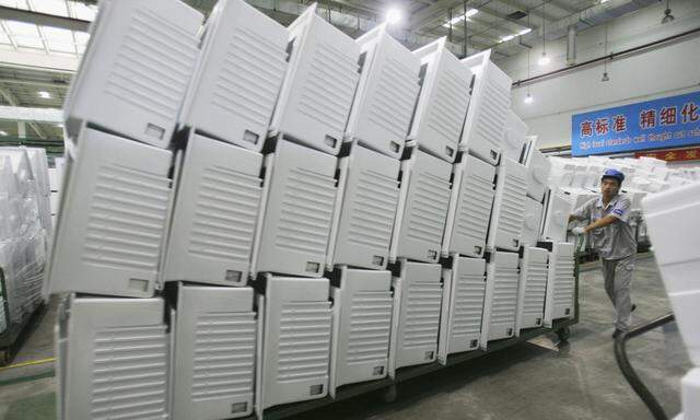 Kalter Hauch aus Fernost: China (im Bild: eine Haier-Fabrik in Qingdao) dominiert den Weltmarkt für Kühltechnik.