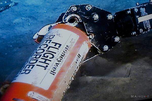 Im Bild: Ein Arm des Suchroboters greift nach dem "FDR Flight Recorder" der verunglückten Maschine.