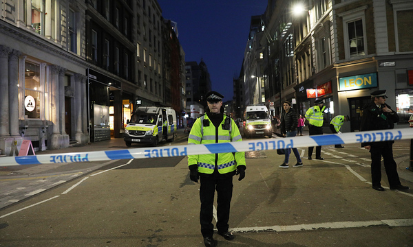 (191129) -- LONDON, Nov. 29, 2019 (Xinhua) -- Police officers cordon off the scene near London Bridge following an atta