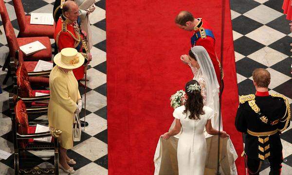 Hinter diesem Dresscode steht formelle Kleidung, die bei Hochzeiten oder Gedenkfeiern getragen wird, bei der auch Queen Elizabeth anwesend ist - so wie bei der Hochzeit von William und Kate im April 2011.
