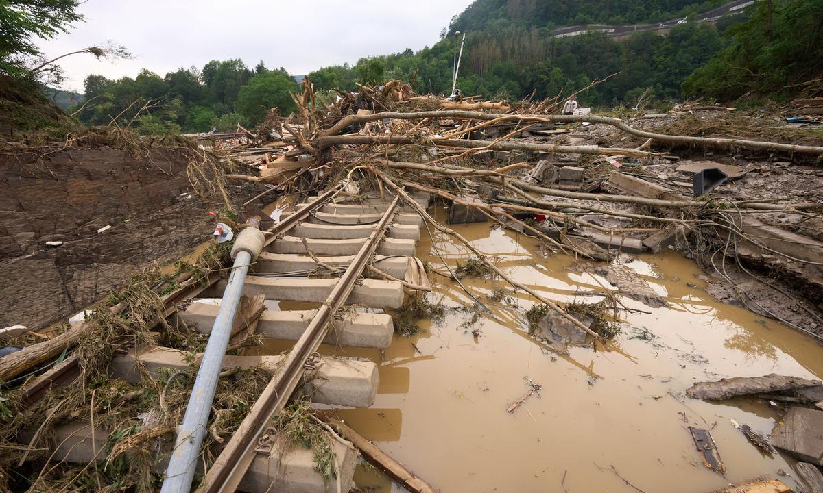 In Rheinland-Pfalz werden durch die Flut Bahngleise blockiert.