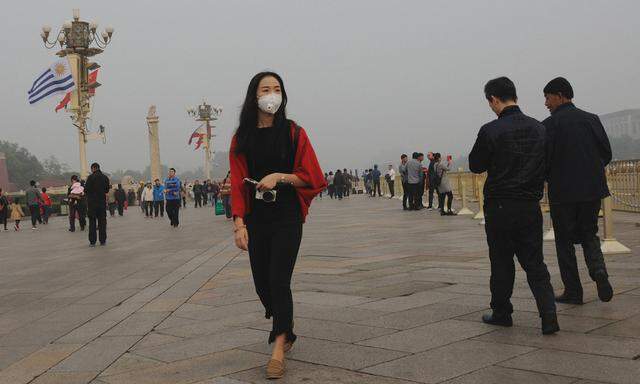 Smog in Peking BEIJING CHINA OCTOBER 19 A girl wearing masks walks in the smog on October 19 20