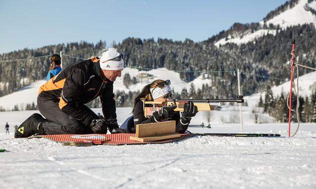 Einweisung in den Umgang mit dem Biathlongewehr