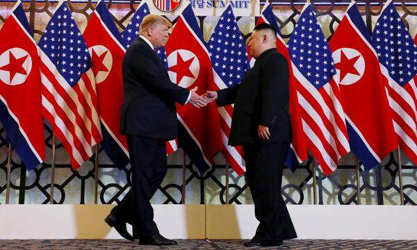 Schon die Begrüßung war auffällig angespannt: Mit ernsten Mienen begannen Nordkoreas Diktator, Kim Jong-un, und US-Präsident Donald Trump, mit einem zehnsekündigen Handschlag am Mittwoch ihr zweites Gipfeltreffen in der vietnamesischen Hauptstadt Hanoi.