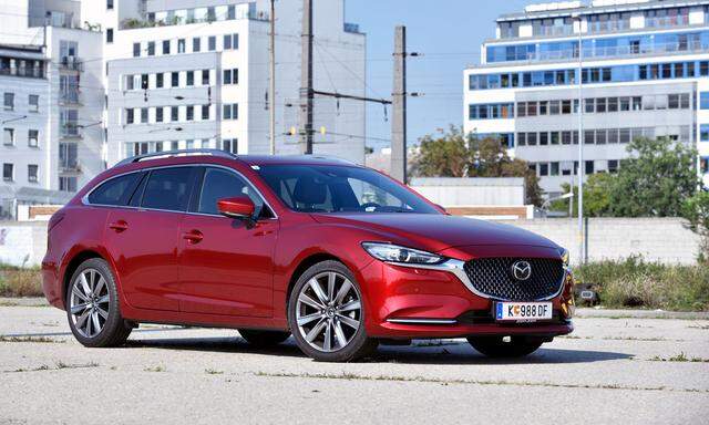 „Gunmetal-Dekor“ nennt Mazda den Frontgrill. Auf jeden Fall hübsch.