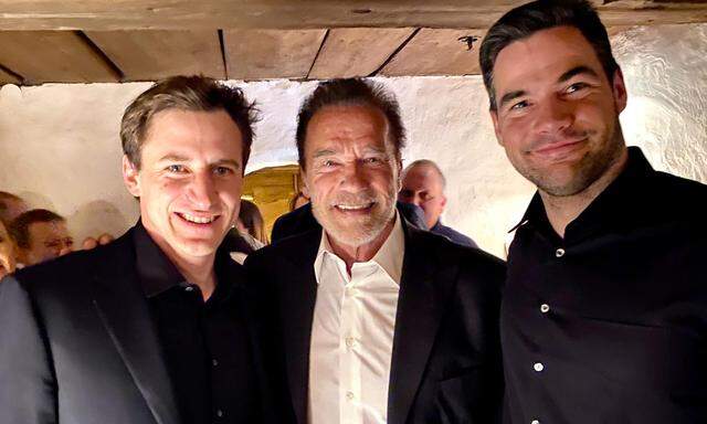 Und dann begann die echte Streif-Feier: Arnold Schwarzenegger gratulierte Mayer und Kriechmayr.
