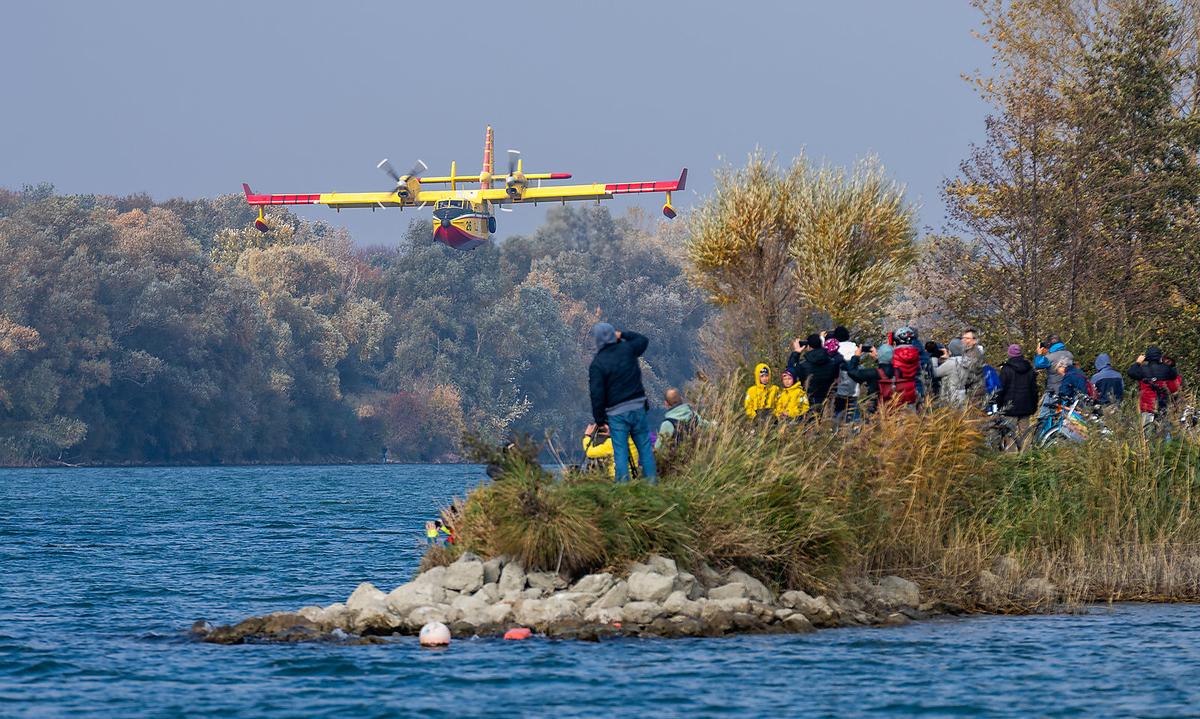 Die Canadair-Maschinen des Typs CL-415 aus Italien mit einem Fassungsvermögen von jeweils etwa 7.000 Litern nehmen das Wasser aus der Neuen Donau am nordwestlichen Stadtrand Wiens auf.
