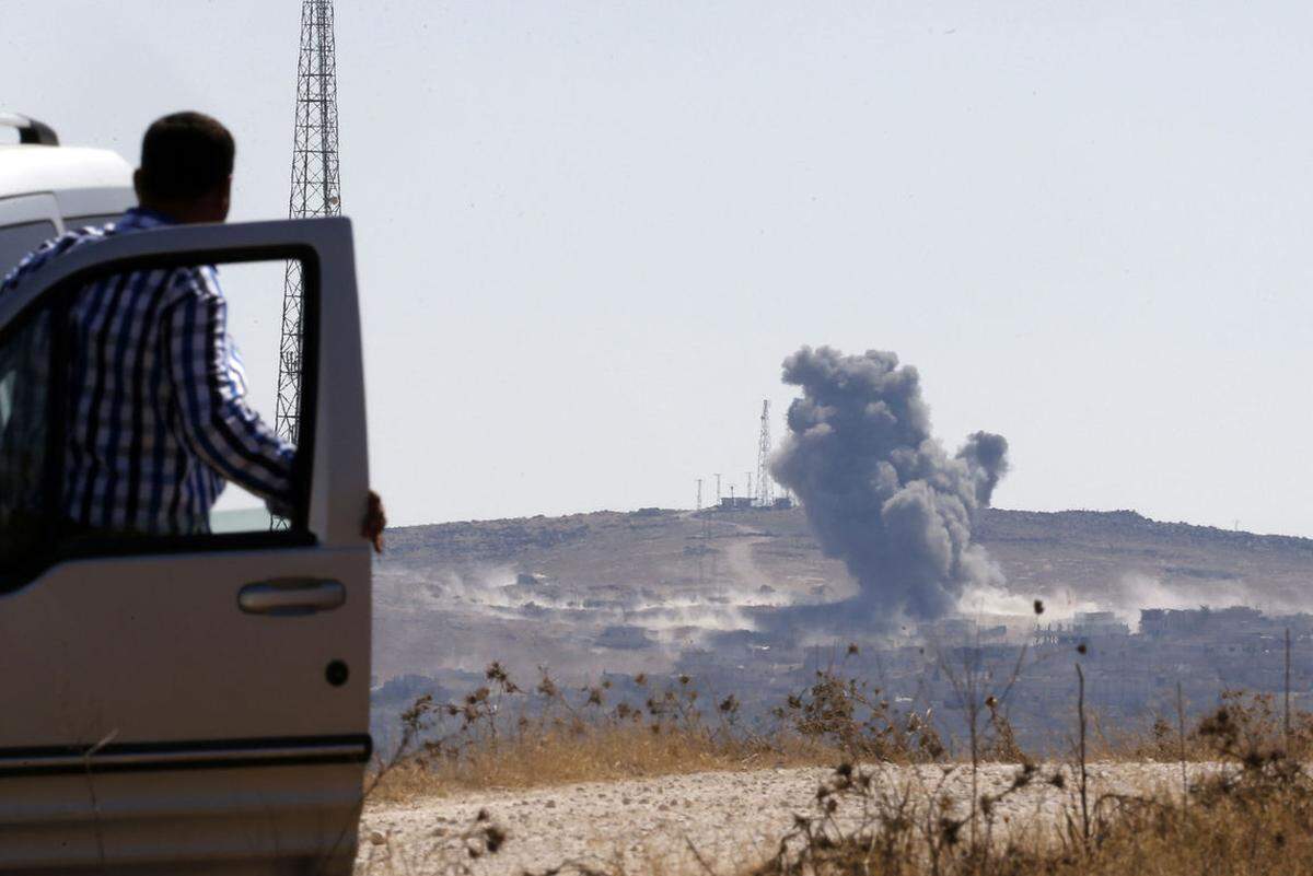 Vorerst wird die Schlacht um die Grenzstadt Kobane aber weiter von jenseits der Grenze beobachtet.Weitere Bilder aus der Region um Kobane.