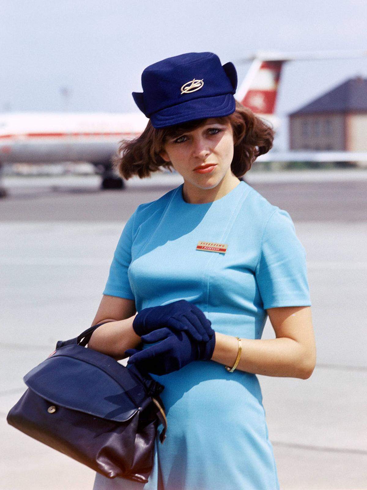 Eine Interflug-Stewardess auf dem Rollfeld 1977.
