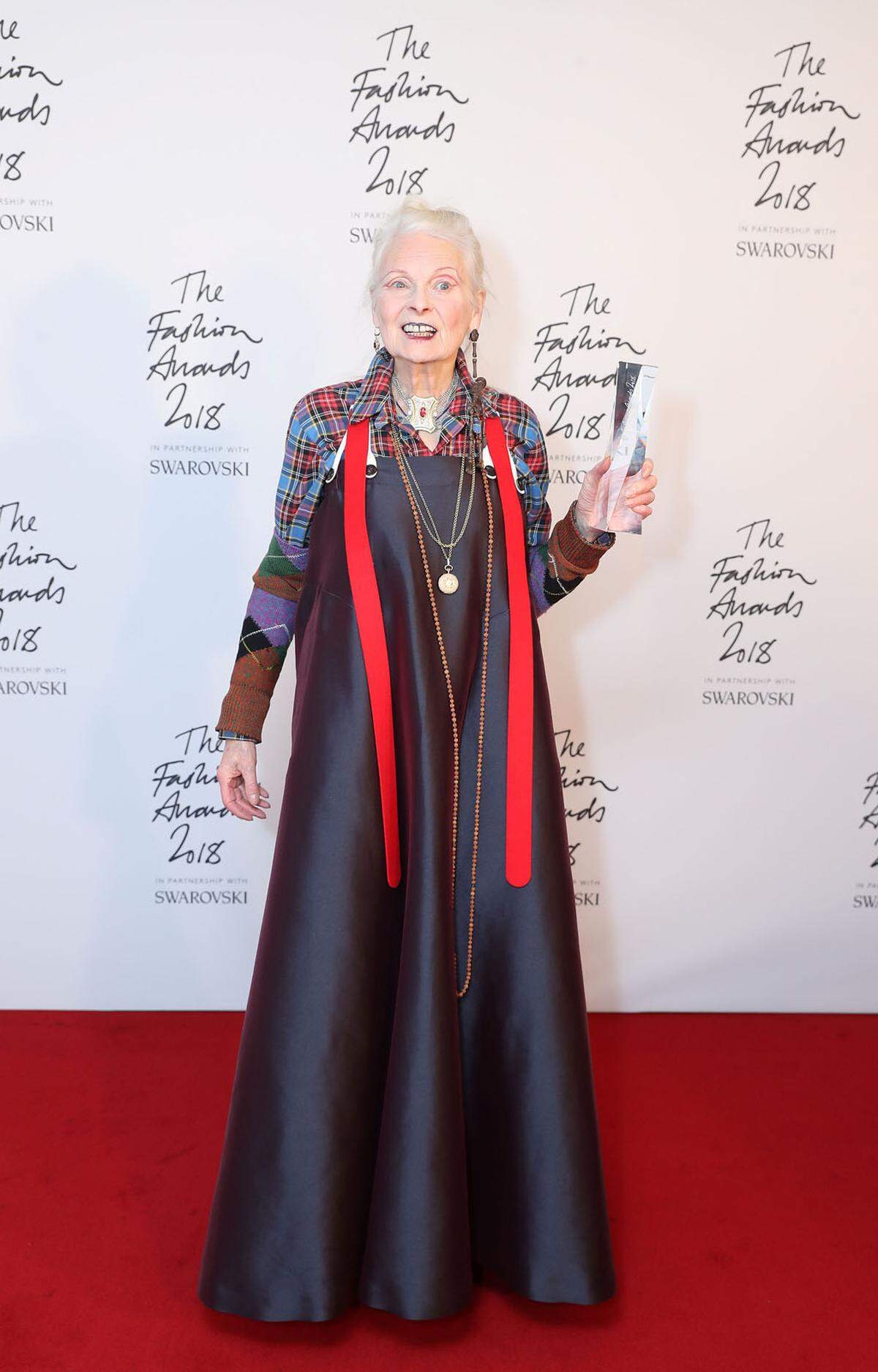 Unter den 400= Gästen war auch Vivienne Westwood. Die Designerin wurde für ihr soziales und ökologisches Engagement mit dem Swarovski Award für "Positive Change" ausgezeichnet.
