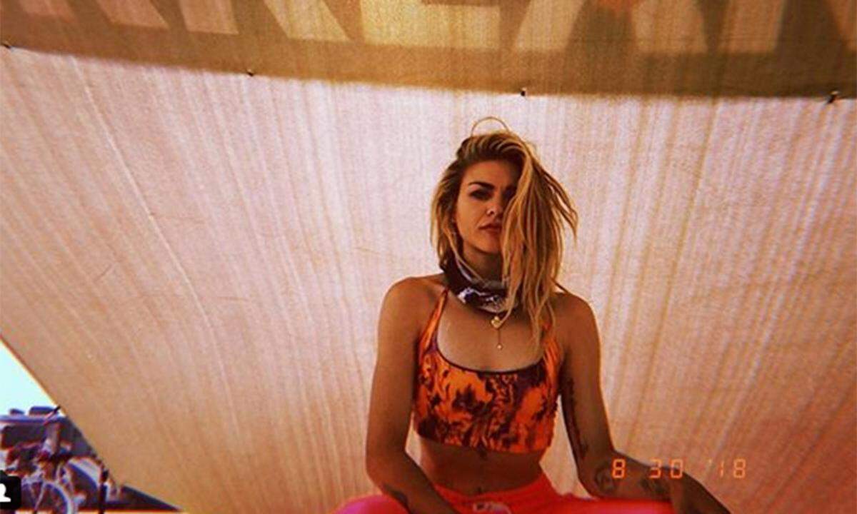 Frances Bean Cobain, Tochter von Rocklegende Kurt Cobain und Courtney Love, postete ebenfalls ein Bild von sich vom Festival aus Black Rock City. Ihren eigenen Kopf bewies sie mit ihrer Kleiderwahl aus Neon- und Batikmustern, die nicht ganz zum ausgeschriebenen Motto passten.