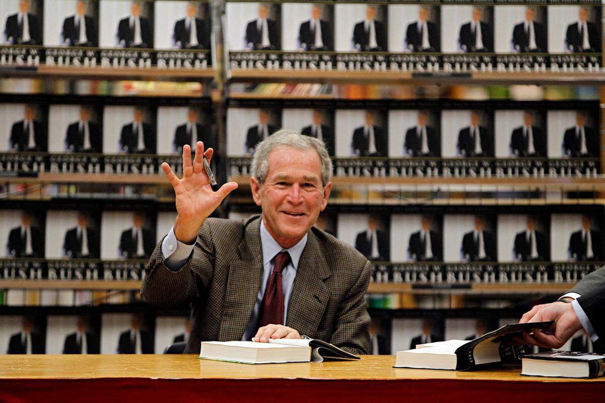 Im Herbst 2010 meldet sich George W. Bush wieder zurück. Er präsentiert seine umstrittenen Memoiren "Decision Points". Darin bekennt er sich zur Foltermethode "Waterboarding".