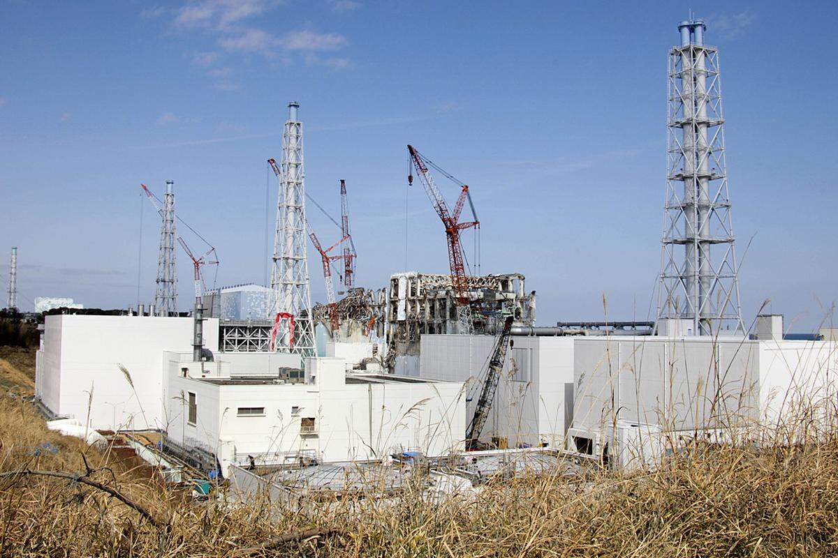 Erst neun Monate nach der Natur- und Atomkatastrophe in Japan hat die Regierung das havarierte Kernkraftwerk Fukushima Daiichi für sicher erklärt. Am 12. März 2011 zerstörte im Reaktor 1 eine Wasserstoffexplosion das Außengebäude. Die Atomsicherheitsbehörde teilt mit, dass in Fukushima möglicherweise eine Kernschmelze begonnen habe.