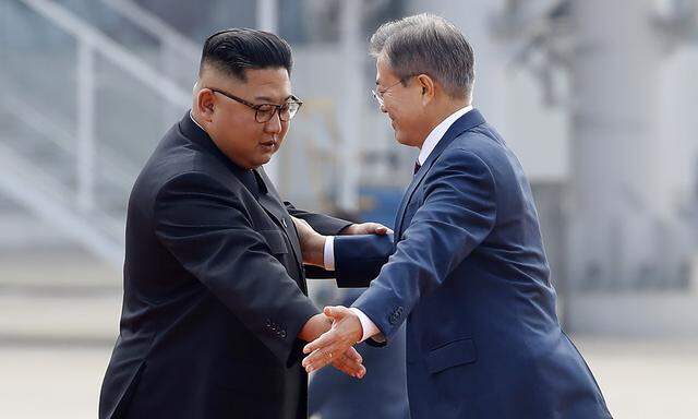 Wer ist höflicher: der Gastgeber oder der Gast? Machthaber Kim Jong-un empfängt Südkoreas Präsidenten Moon Jae-in in Nordkoreas Hauptstadt Pjöngjang. 