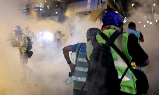 Die Polizei geht mit Tränengas gegen Demonstranten in Hongkong vor