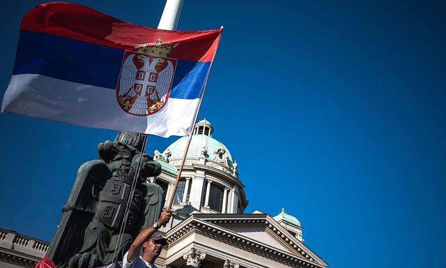 Viele Menschen protestierten gegen die Wahl in Serbien und boykottierten den Urnengang.