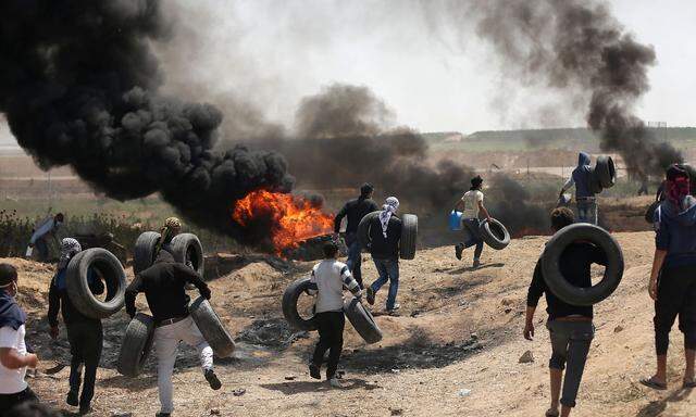 Die Behörden warnen vor Gesundheitsschäden durch das Verbrennen der Reifen an der Grenze zum Gazastreifen.