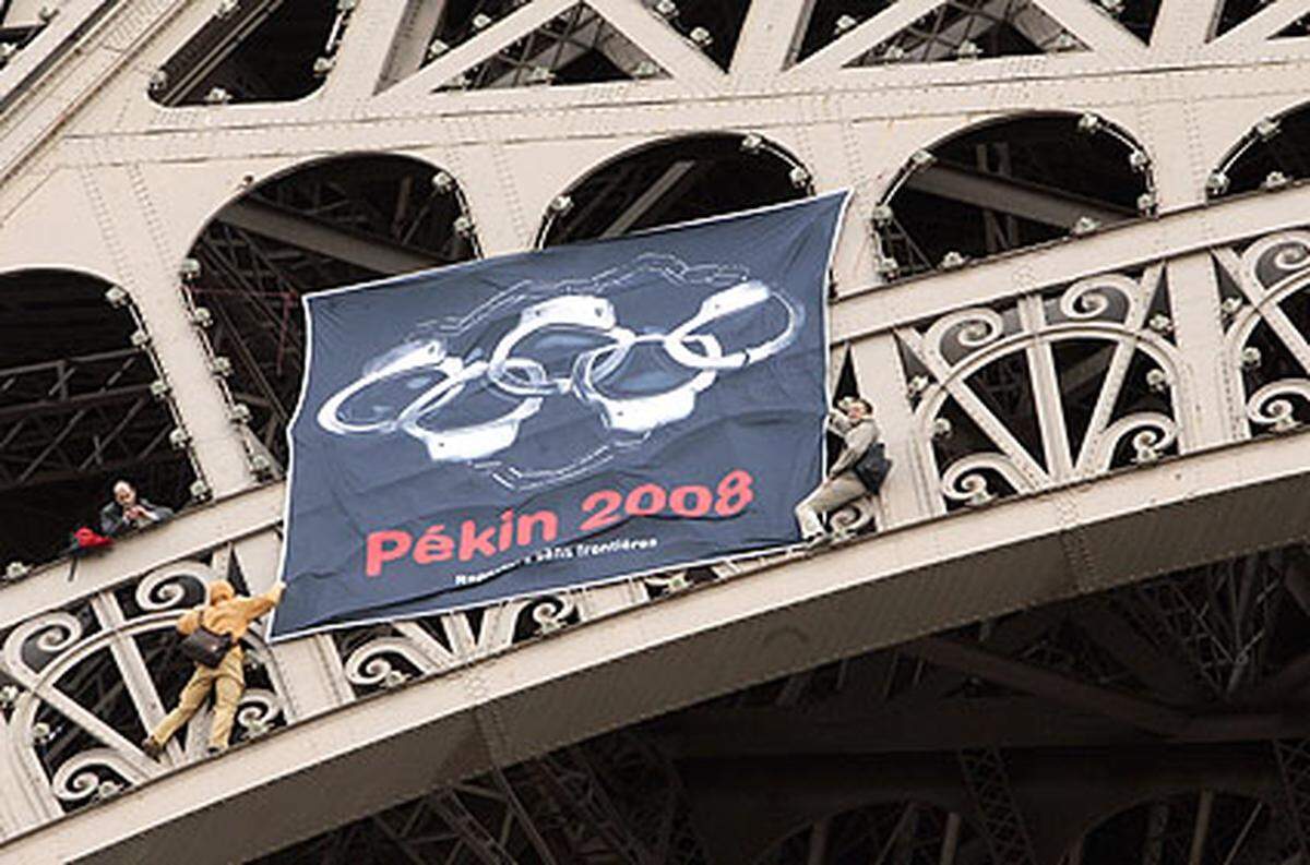 Nach den massiven Protesten in London versammelten sich auch in Paris tausende Menschen entlang der Strecke, um gegen Chinas Tibet-Politk und die allgemeine Menschenrechts-Situation im Gastgeberland der Olympischen Spiele 2008 zu protestieren.
