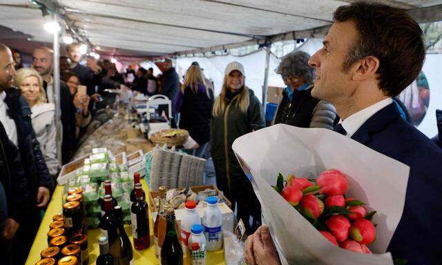 Macron am Freitag auf einem Markt in Neuilly-sur-Seine. Wochenlanger Wahlkampf, während in der Ukraine ein Krieg tobt, passten für ihn nicht zusammen.