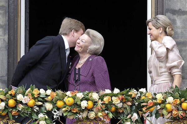 "Ich bin glücklich und dankbar, dass ich Ihnen Ihren neuen König Willem-Alexander vorstellen darf", sagte Beatrix nach ihrer Abdankung vom Balkon des Königlichen Palastes aus zu der Menschenmenge.