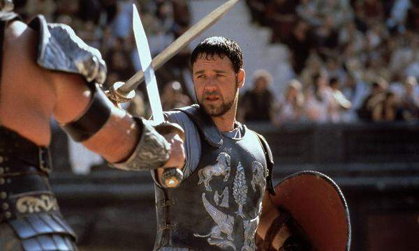 Besonders schmal war Russel Crowe nie, aber immer ganz gut trainiert. Bekannt wurde er mit seiner im Jahr 2000 Oscar-prämierten Rolle in "Gladiator" (2000). Dass der Mann auch anders kann, bewies er in ...