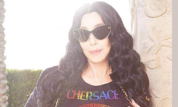 Cher und Versace präsentierten T-Shirts, Socken und Kappen mit Medusalogo und regenbogenfarbenem &quot;Chersace&quot; -Schriftzug.