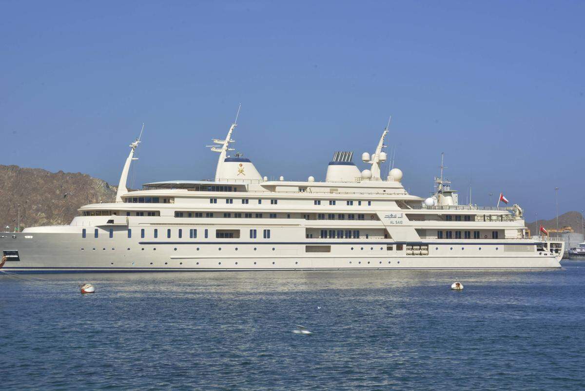 Der Sechsdecker wurde 2008 von Lürssen für den Sultan von Oman gefertigt. Dieser verreist gerne mit seiner Familie, weshalb die Yacht über 8000 Quadratmeter Wohnraum und Platz für 65 Gäste bietet. An Bord gibt es auch einen Konzertsaal, der angeblich bis zu 50 Orchestermusikern Platz bietet.