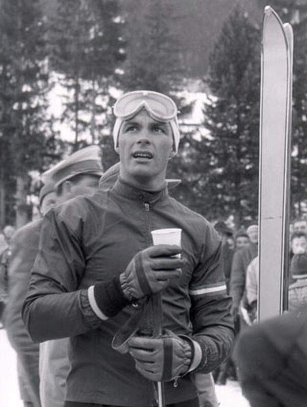 Der 1935 als Anton Engelbert Sailer geborene "Schwarze Blitz aus Kitz" hat in seiner nur fünf Jahre dauernden Karriere mit drei Olympiasiegen 1956 in Cortina und insgesamt sieben Weltmeister-Titeln (4 in Cortina, 3 in Badgastein 1958) Ski-Geschichte geschrieben. Nach seinem Rücktritt 1959 (mit nur 23 Jahren) machte er als Film- und Theater-Schauspieler sowie als Sänger im Showgeschäft Furore. Bild: Toni Sailer bei der Ski-WM 1958 in Bad Gastein.