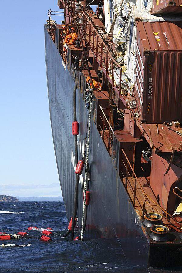 In den ersten Wochen gelang es Spezialisten, den Großteil des Schweröls an Bord abzupumpen.
