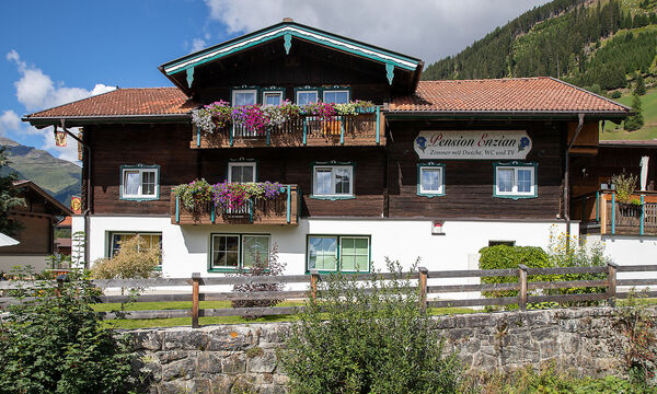 Die Pension Enzian bekommt auf Google ausgezeichnete Bewertungen. Die Preise beginnen bei 43 Euro pro Person und Nacht.