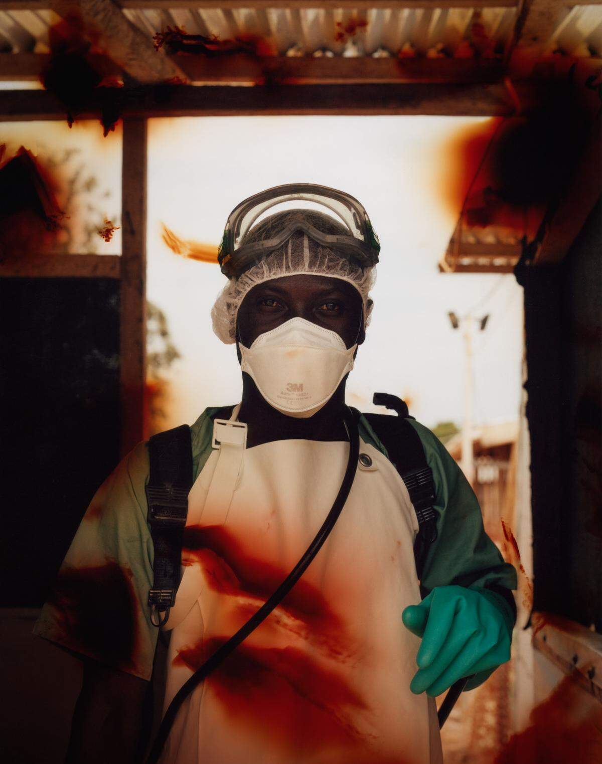 Serie "Invisible Wounds 1", Fotograf: Hugh Kinsella CunninghamDieser Mann hilft Menschen, die an Ebola erkrankt sind.