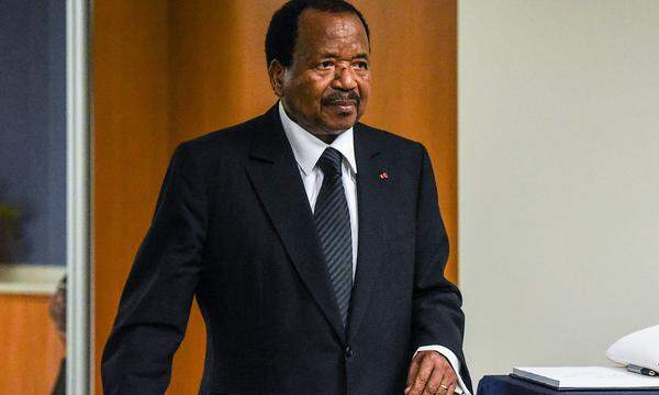 Biya ist seit 1982 Präsident von Kamerun und wurde seither stets wiedergewählt. Er gilt vor allem als Vertreter der französisch sprechenden Kameruner, stammt selbst aus dem Bulu-Volk, ist 84 Jahre alt und in seinem Land nicht unumstritten.