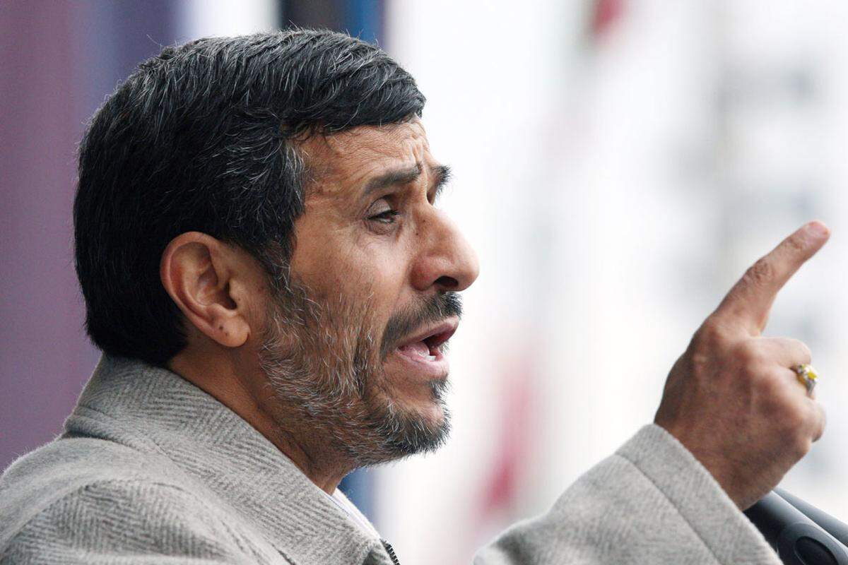 Der iranische Präsident Mahmoud Ahmadinejad befürwortete die Revolution in Ägypten. Dabei scheint er die erst 2009 stattgefundenen Unruhen im eigenen Land vergessen zu haben. Mit harter Hand wurde damals die so genannte Grüne Revolution niedergeschlagen.