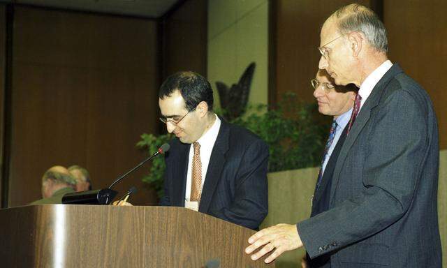Ein historischer Augenblick: US-Chefverhandler Stuart Eizenstat und die Vertreter der Conference on Jewish Material Claims, Israel Singer und Gideon Taylor, (von links nach rechts) bei der Unterzeichnung des Joint Statement am 17. Jänner 2001 in Washington. 